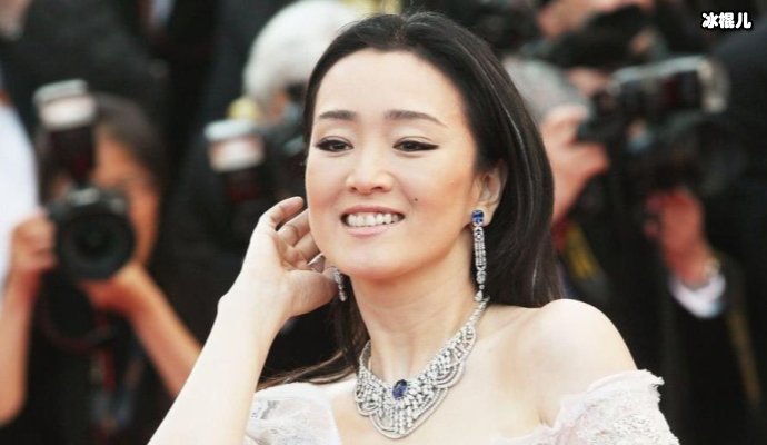 巩俐法国街头秀恩爱！身材发福赘肉明显这才是54岁最真实的样子