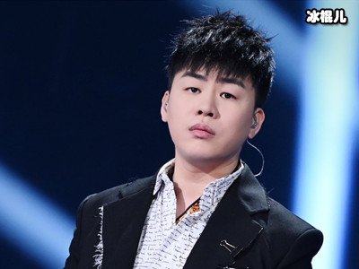 两男团粉丝大战，胡彦斌被带上热搜，评论区被占引自家粉不满