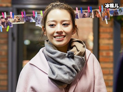 吉娜装扮少女探班老公，摸脸互动太甜蜜朗朗表情尽显幸福