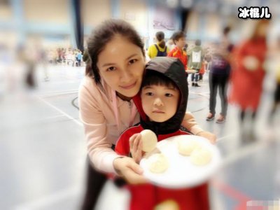 胡可晒安吉近照小肚子小脸肉感十足，“东北宋仲基”称号被调侃