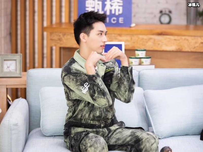 许魏洲逗猫没经验，弹琴也提不起兴趣场面太尴尬