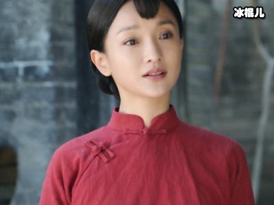 周迅在大街上对着转角镜唱天涯歌女，网友直呼：真性情