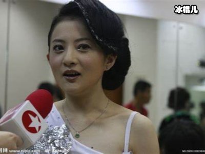 金铭晒40岁生日照片，尖下巴大眼睛依然难掩岁月痕迹