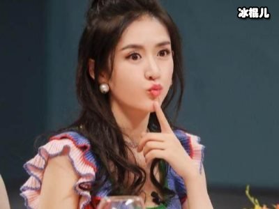 一身素雅颜色的上衣加半身裙，谢娜看起来超级少女