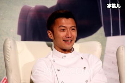 李健送谢霆锋生日礼物出手阔绰，之前是钻石项链今年是银壶玛瑙