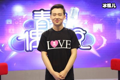 郭麒麟罕见自拍是经纪人皮没磨好，还是种西瓜晒黑了呢