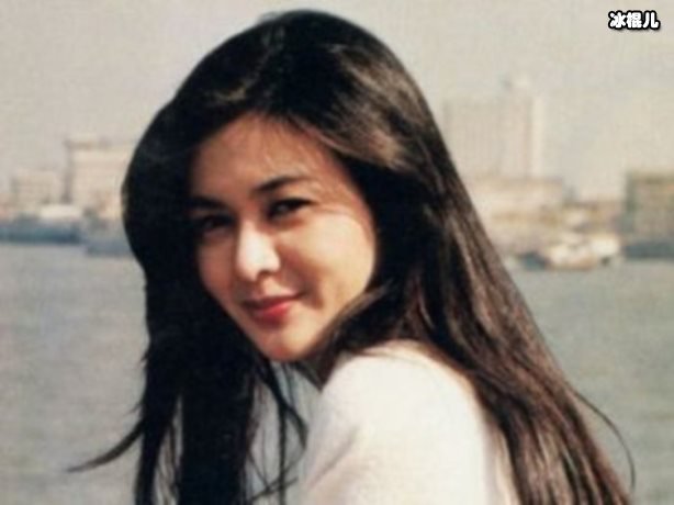 关之琳重新出现公众面前，妆容精致略显老态与当年相差甚远