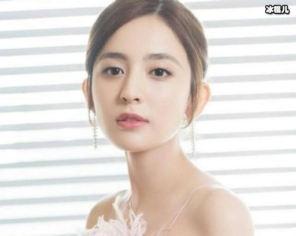五一晚会的古力娜扎太美了，五彩缤纷长裙像极了“花仙子”下凡