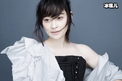 拥有新发型的梅婷，空气刘海让她多了几分少女感看起来美极了