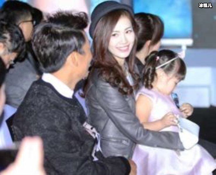 小伙子求婚马蓉，还让大爷大妈在后方助威网友：天生一对