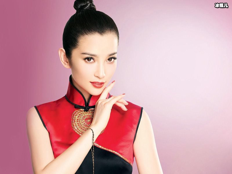 李冰冰机场现身，离开美颜照样美美哒