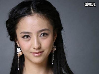 佟丽娅一袭长裙宛若天仙，长辫配头饰太养眼又美出新高度