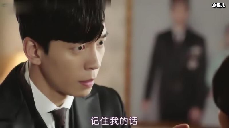 皇后的品格吴阳光喜欢谁？她性格太傻白甜在皇室活不久