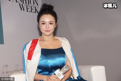 冉莹颖带三个孩子逛迪士尼，全程穿着恨天高让人感叹