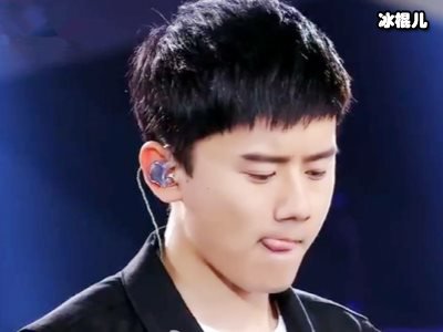 张杰演唱会受伤，升降台摔倒后带伤演唱工作室发文报平安