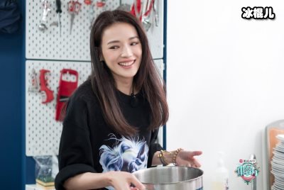 舒淇晒与林心如合影精致妆容掩饰不了岁月摧残，眼睛鼻子太突兀