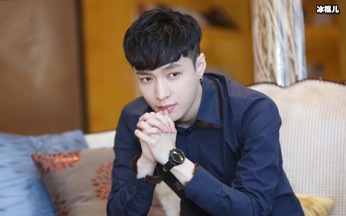 张艺兴春晚彩排意外摔伤，休息片刻后继续上台排练令人心疼