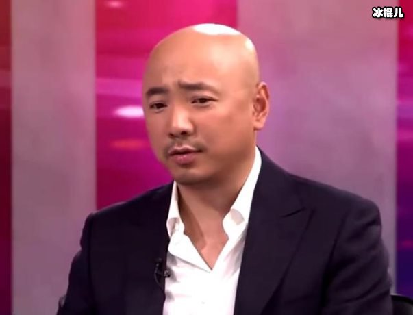 网友晒徐峥最新路透看到他脚上的拖鞋，网友：总算能用明星同款