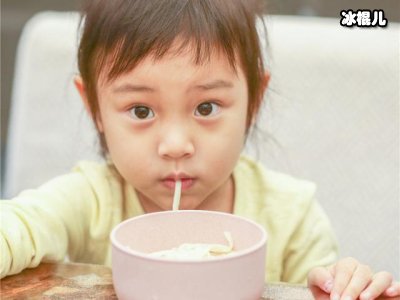 阳光明媚下甜馨练习骑自行车，粉嫩的装扮美过辣妈李小璐