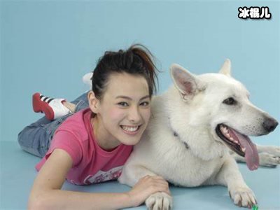 梁洛施34岁生日素颜出镜，与友人一同庆祝孩子却不在身边