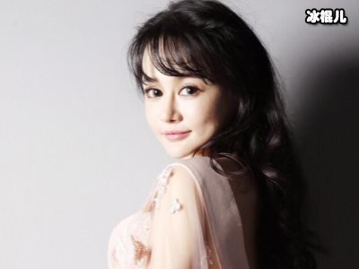 冉莹颖现身机场秀身材，手挽丈夫十分娇小9年婚姻惹人羡慕