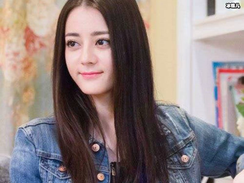 太疯狂男粉丝求婚王珞丹多次被拒，冲上直播台现场求婚迪丽热巴