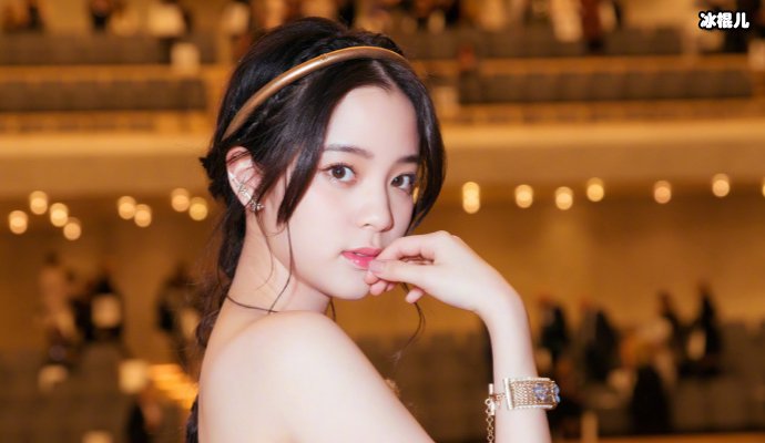 欧阳娜娜录制节目被偶遇，生图曝光梨形身材显而易见