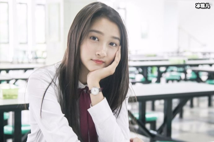 关晓彤与鹿晗穿同款鞋子，两人低调秀恩爱