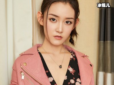 蒋依依颜值“全班最普通”？看到她与同学合影我信了