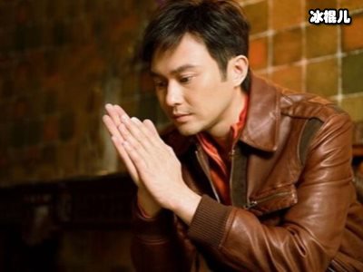 张智霖夫妻网红餐厅被偶遇，各自玩手机引来网友羡慕