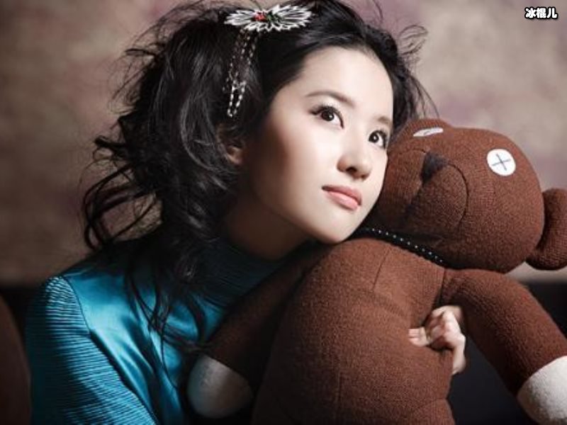 刘亦菲多年热议不断，19岁给她伴舞的那个人现在更是火