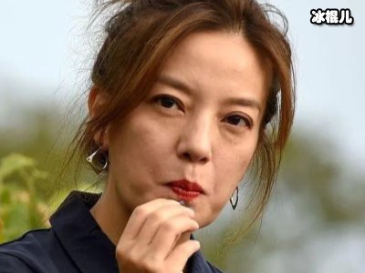 赵薇周冬雨同台拍照，气质碾压周冬雨气场妆容靓飒全场