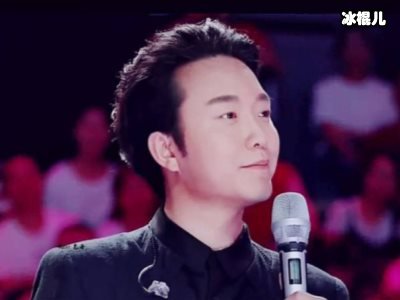 李玉刚节目中不慎摔倒，拒绝老艺术家称呼获好评