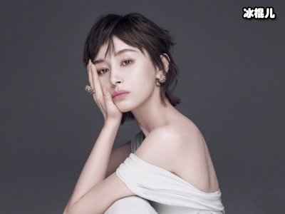 王子文带儿子现身机场隐婚生子成事实？网友：孩子爸爸是谁？