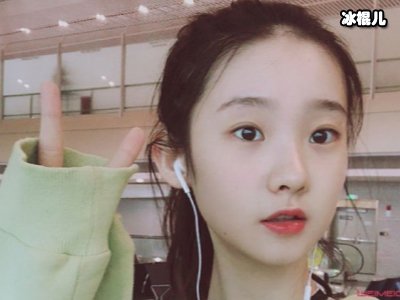 张艺凡疑似被团体排挤，每次合照格格不入