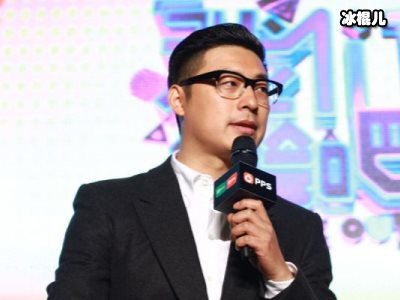 王岳伦酒后失态和女子暧昧不清，女儿点赞是手滑还是故意？
