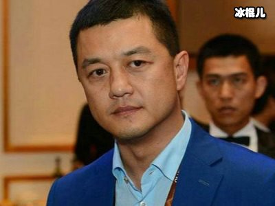 李亚鹏女友舞台深情献唱，穿短裙美腿抢镜身材气质堪比一线女星