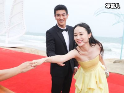 巧遇杜江霍思燕一家游，环球影城同行小姑娘引猜