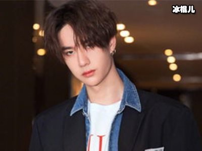男团新星王一博初上快乐大本营，对面何老师的问题不禁有些脸红