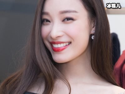 一袭粉衣仙气十足引领时尚潮流一点不为过，这样的倪妮真迷人