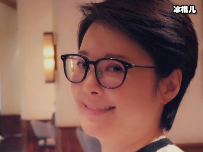 袁立不惧年龄大胆秀出事业线，傲人身材够丰盈引人注目