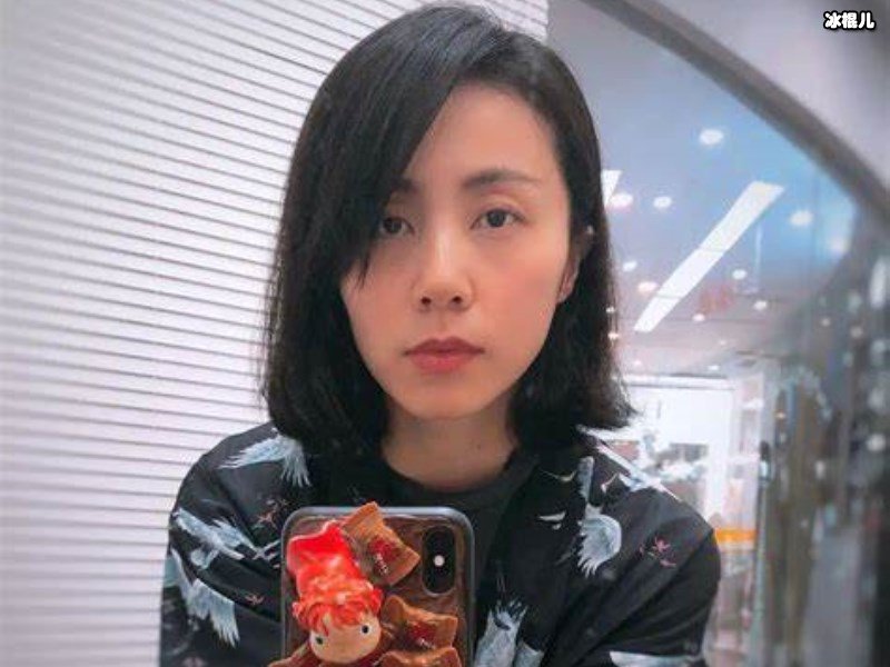 孙莉带着三个孩子外出游玩，三岁的弟弟一直跟在姐姐身后跑来跑去