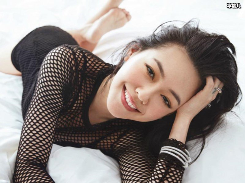 小s晒出全家福照片画面非常温馨，三个女儿都长大了
