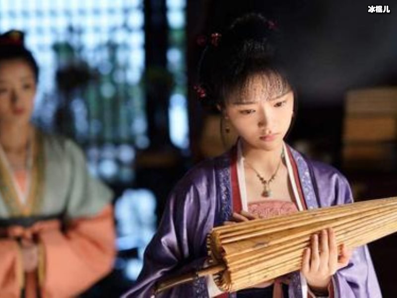 小燕子容嬷嬷尔泰同框，竟然是格外的如此和谐