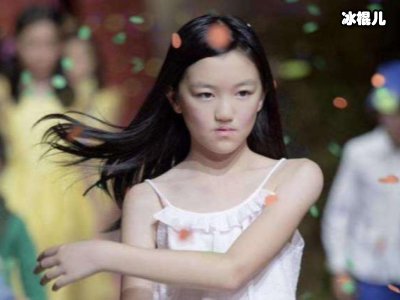 李嫣陪爸爸狂街买衣服，全程高冷神似王菲
