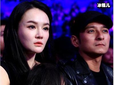 皱市明夫妇一同现身机场，手牵手如同热恋小情侣