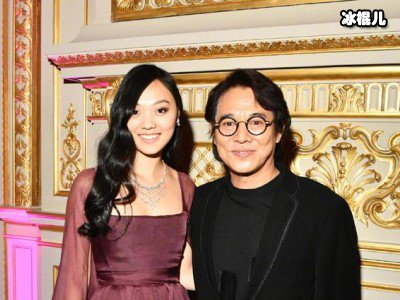 李光洁升级成奶爸，现身机场严密防护怀中婴儿一家三口太甜蜜