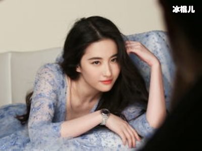 郑佩佩和亦舒曾经是好闺蜜，只因看了岳华一眼两人变成了仇敌