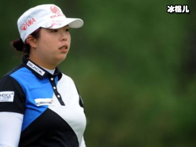 卡戴珊家小妹惊现白色露脐装，长大后判若两人一个富婆一个超模