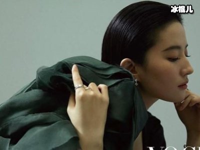 王君馨庆生老公和其手摆心形，爱到浓处童心未泯